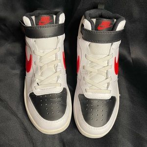 Nike borough mid size 2.5 kids